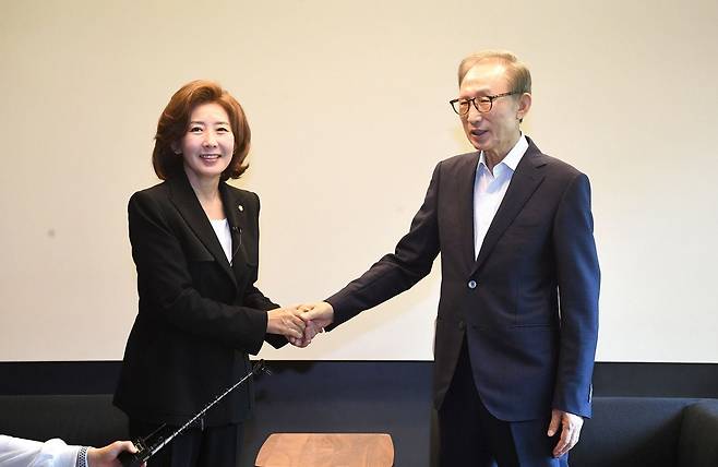 나경원 국민의힘 당 대표 후보가 29일 오전 서울 강남구 이명박 전 대통령 사저를 방문해 이 전 대통령과 인사하고 있다. /뉴스1