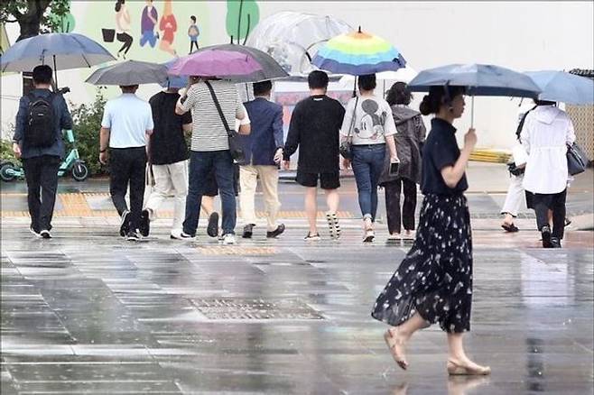 우산을 쓴 시민들이 길을 지나가고 있다. ⓒ데일리안 홍금표 기자