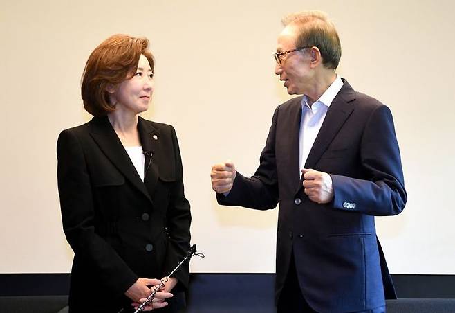 나경원 국민의힘 당대표 후보가 29일 오전 서울 강남구의 이명박 전 대통령의 사저를 찾아 이 전 대통령과 대화를 나누고 있다. ⓒ나경원 후보 캠프 제공