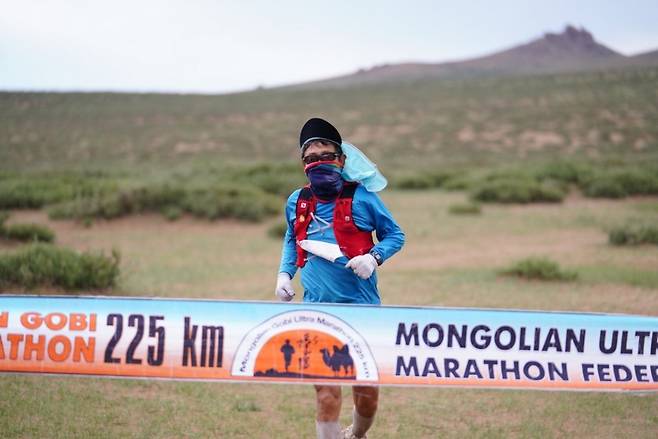 홍종선 교수가 225km를 달리는 몽골 울트라마라톤에 출전해 완주하고 있는 모습. 홍종선 교수 제공.