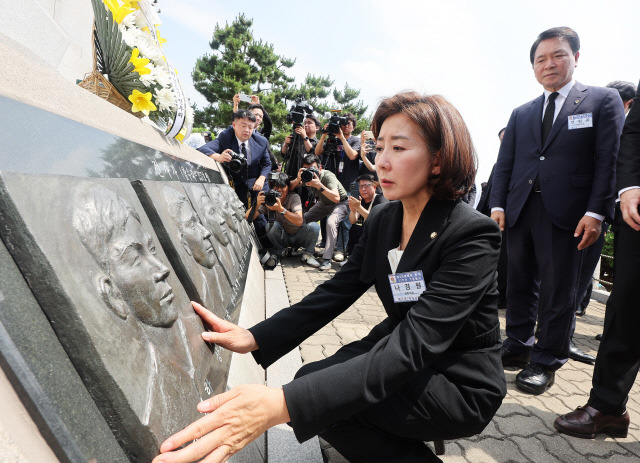 29일 오전 경기도 평택시 해군 제2함대사령부에서 열린 '제2연평해전 승전 22주년 기념식'에서 국민의힘 당권주자인 나경원 의원이 해전 영웅들의 얼굴 부조상을 어루만지고 있다. 연합뉴스