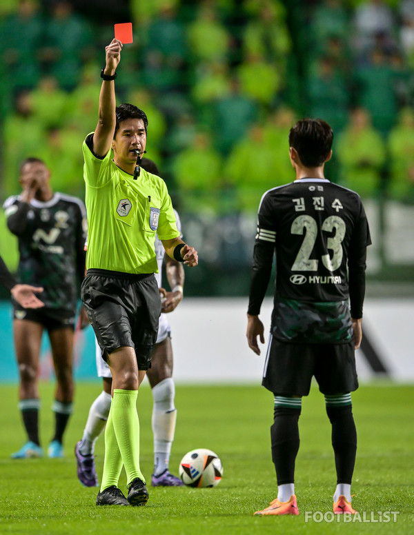 신용준 주심(왼쪽), 김진수(오른쪽, 전북현대). 서형권 기자