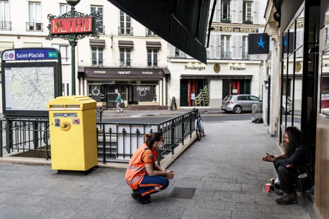 2020년 4월 프랑스 파리에서 자원봉사자(왼쪽)가 노숙자와 대화하고 있다. 유럽 노숙자 관련 비영리기구 페안차에 따르면 유럽연합(EU)의 각 회원국에서 노숙자가 증가하고 있는 반면, 핀란드는 감소하고 있다. 파리=EPA 연합뉴스