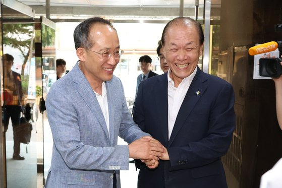 국민의힘 황우여 비상대책위원장이 28일 오후 서울 여의도의 한 식당에서 추경호 원내대표와 만찬회동을 하기 위해 만나 반갑게 인사하고 있다. 국민의힘은 사의를 표명했던 추 원내대표에 대해 의원총회를 열어 재신임을 의결한 바 있다. 연합뉴스