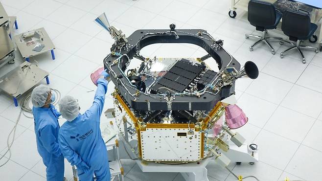 SpaceEye-T를 개발 중인 쎄트렉아이 연구진. 쎄트렉아이 제공