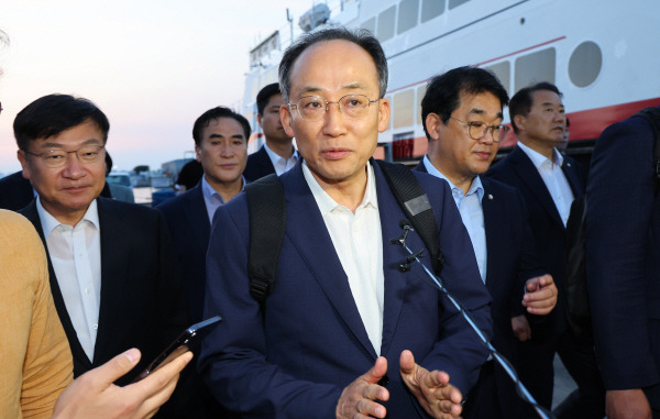 인천항 연안여객터미널에 도착한 추경호 원내대표. 연합뉴스