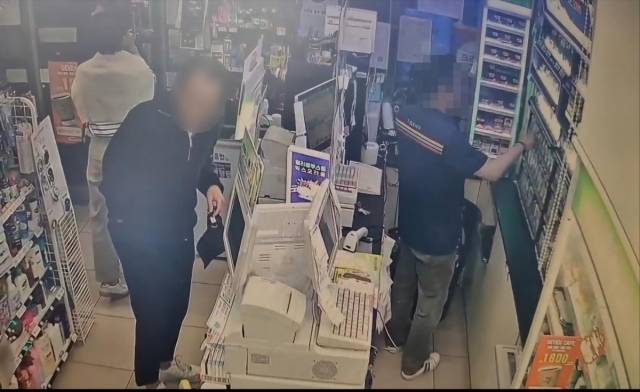 편의점에서 담배를 구입한 10대. 연합뉴스