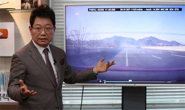 서울 서초동 ‘스스로닷컴’ 법률사무소에서 만난 한문철 대표변호사가 교통사고 장면을 담은 블랙박스 화면을 설명하고 있다. [한주형 기자]