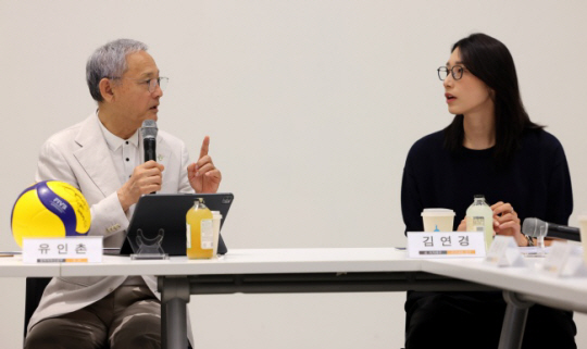 김연경(오른쪽)은 지난 20일 서울 종로구 소격동 국립현대미술관 서울관에서 유인촌 문화체육관광부 장관을 만나 프로배구 2군 운영의 필요성 등을 설명하고 있다. 문화체육관광부 제공