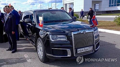 김정은 북한 국무위원장이 지난해 러시아 아무르주의 보스토치니 우주기지를 방문했을 때 푸틴 대통령의 전용차에 함께 승차해 담화를 나누었던 아우루스. 조선중앙TV 화면 연합뉴스