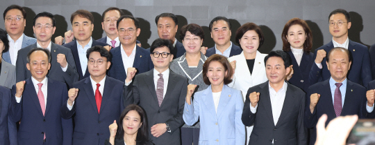 국민의힘 당대표 출마 선언을 한 윤상현 의원(앞줄 왼쪽 두번째부터), 한동훈 전 비상대책위원장, 나경원 의원, 원희룡 전 국토부 장관이 지난 24일 오전 국회에서 열린 국민의힘 초선의원 공부모임에 참석해 기념촬영을 하며 파이팅하고 있다. 연합뉴스