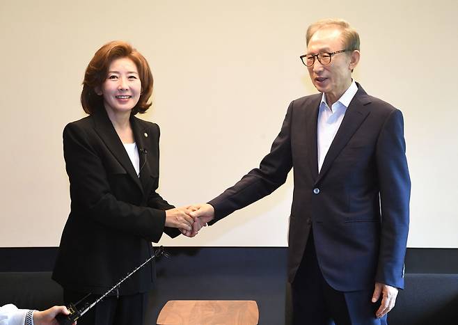 국민의힘 당권주자인 나경원 의원이 29일 서울 강남구의 이명박 전 대통령 사저를 찾아 이 전 대통령과 인사를 나누고 있다. [연합]