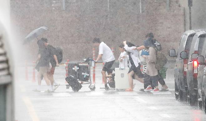 정체전선이 북상하며 호우특보가 내려진 29일 오후 제주국제공항에 굵은 장맛비가 쏟아지고 있다. [뉴시스]