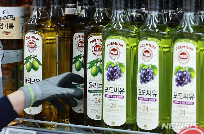 [서울=뉴시스] 고범준 기자 = 13일 오전 서울의 한 대형마트에서 올리브유가 판매되고 있다. CJ제일제당과 샘표는 이달 초 대형마트에서 판매하는 올리브유 제품 가격을 각각 30% 넘게 올렸다. 이는 이상 기후 탓으로 올리브 최대 생산국 스페인이 긴 가뭄에 시달리며 공급에 차질이 생겼다. 2024.05.13. bjko@newsis.com
