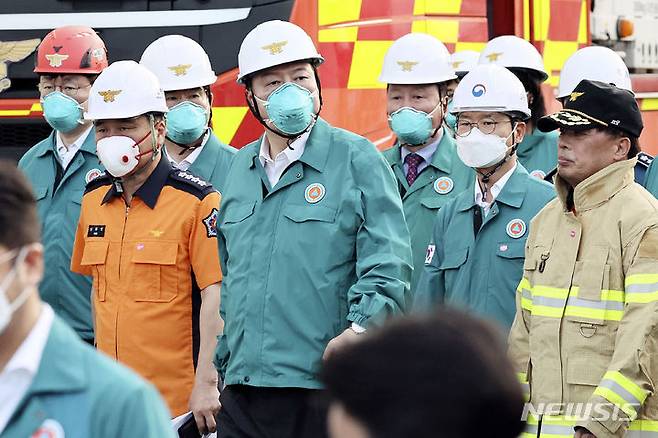 [화성=뉴시스] 김금보 기자 = 윤석열 대통령이 24일 경기 화성시 서신면 소재 일차전지 제조 업체 공장 화재 현장을 찾아 상황 점검을 하고 있다. 2024.06.24. kgb@newsis.com