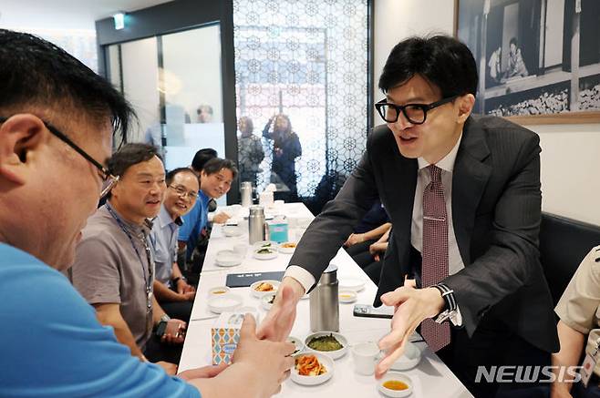 [서울=뉴시스] 조성우 기자 = 국민의힘 당 대표 경선 출마를 선언한 한동훈 전 비상대책위원장이 24일 오후 서울 여의도의 한 식당에서 열린 중앙당사 미화원, 경비원, 건물관리인들과 오찬에서 참석자와 인사하고 있다. 2024.06.24. xconfind@newsis.com