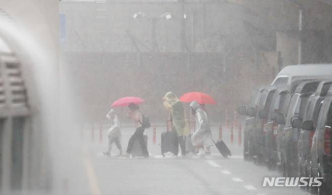 [제주=뉴시스] 우장호 기자 = 정체전선이 북상하며 호우특보가 내려진 29일 오후 제주국제공항에 굵은 장맛비가 쏟아지고 있다. 기상청은 제주도 산지에는 시간당 30㎜의 강한 비가 내리는 곳이 있겠고, 비는 점차 전국으로 확대돼 밤부터는 수도권과 강원도에도 비가 내리겠다고 예보했다. 2024.06.29. woo1223@newsis.com