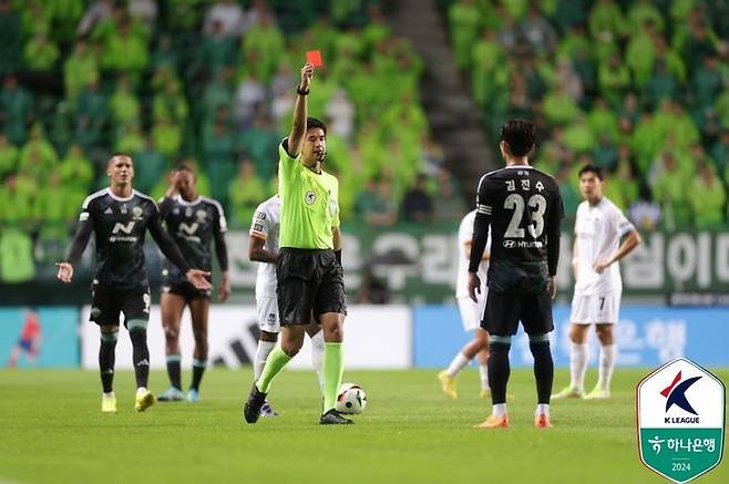 [서울=뉴시스] 프로축구 K리그1 전북현대 김진수가 29일 오후 7시 전주월드컵경기장에서 열린 '하나은행 K리그1 2024' 20라운드 FC서울과의 홈 경기에서 레드카드를 받고 있다. (사진=한국프로축구연맹 제공) 2024.06.29. *재판매 및 DB 금지