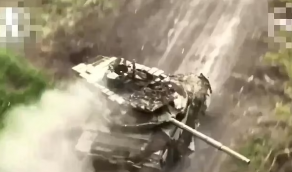 러시아군 주력 전차인 T-90이 우크라이나 전장에서 ‘디스코 헤드’로 불리는 결함으로 인해 포탑이 통제되지 않고 빙글빙글 도는 모습