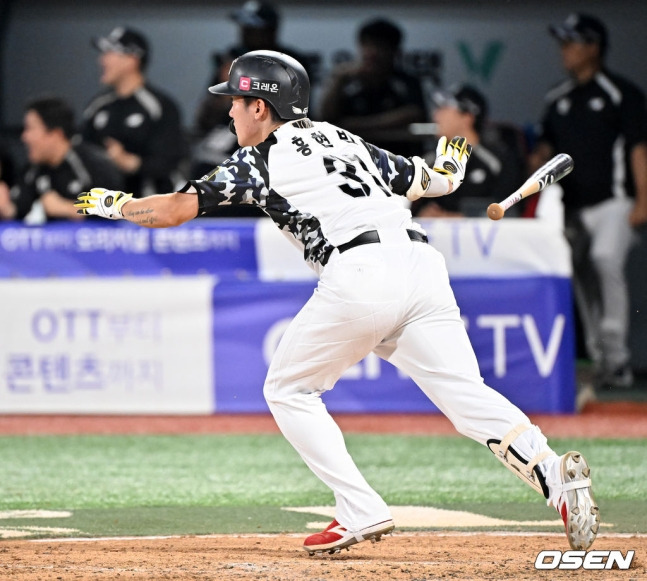 KT 홍현빈이 28일 수원 삼성전에서 9회말 끝내기 안타를 때려내는 순간.