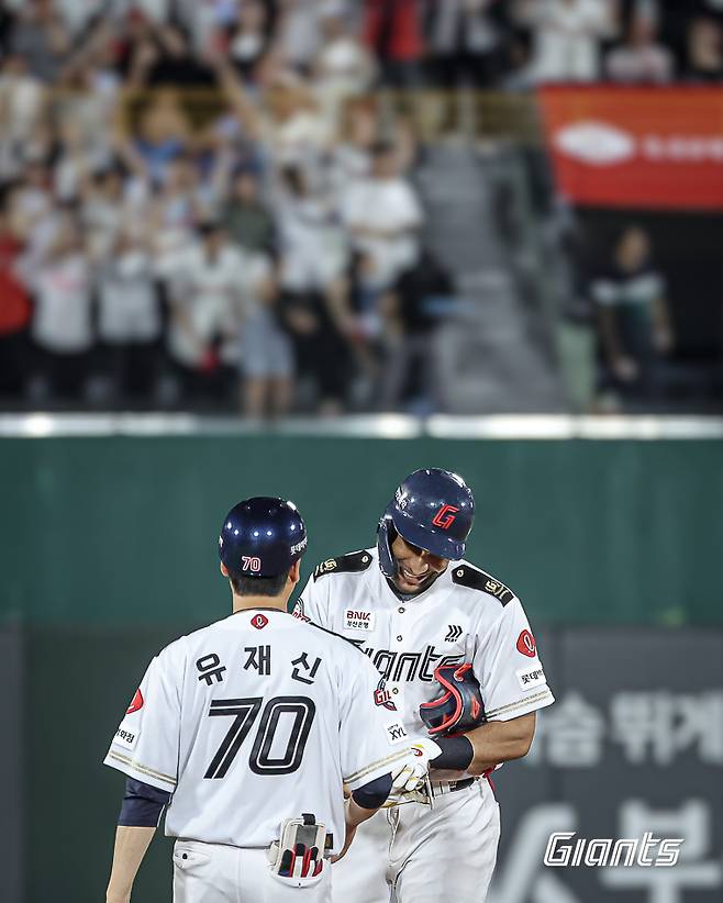 ​​롯데 외야수 레이예스는 28일 사직구장에서 열린 '2024 신한 SOL Bank KBO 리그' 한화와 주말 3연전 첫 경기에서 4번타자 좌익수로 선발 출전했다. 이날 3안타로 3타점을 기록해 공격에 활력을 불어넣었다. 롯데 자이언츠