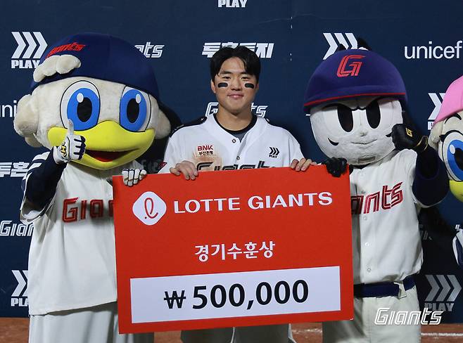 ​​롯데 포수 손성빈은 28일 사직구장에서 열린 '2024 신한 SOL Bank KBO 리그' 한화와 주말 3연전 첫 경기에서 9번타자 포수로 선발 출전했다. 이날 결승타 포함 3안타로 팀 승리에 힘을 보탰다. 롯데 자이언츠