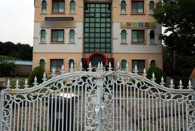 굳게 닫힌 어린이집 (전주=연합뉴스) 정경재 기자 = 27일 오전 전북 전주시 한 어린이집 출입문이 굳게 닫혀 있다. 2024.6.29