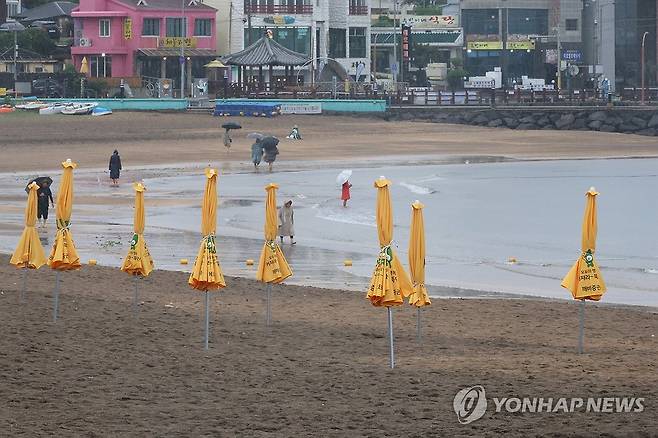 장맛비로 한산한 제주 해수욕장 (제주=연합뉴스) 고성식 기자 = 지난 24일 개장한 제주시 이호테우해수욕장에 29일 비가 내려 주말이지만 한산한 모습을 보인다. 2024.6.29 koss@yna.co.kr