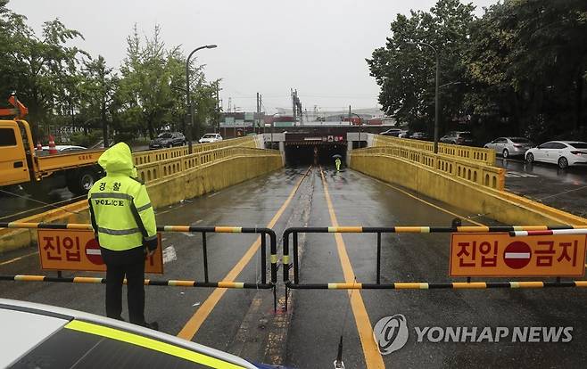 부산 호우경보, 초량 제1지하차도 차량 통제 [연합뉴스 자료사진]