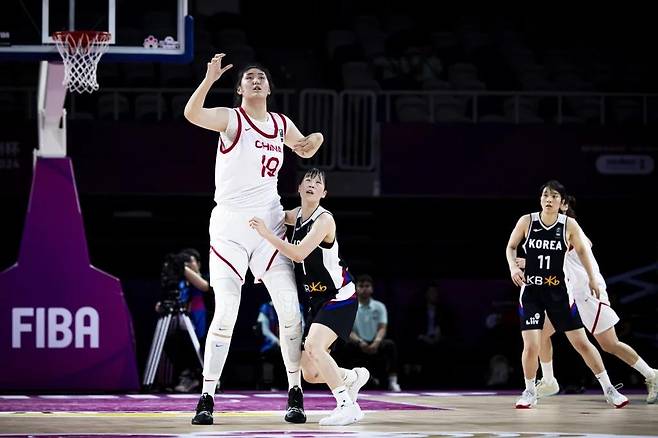 중국 장쯔위(220㎝)를 수비하는 한국 최예슬(179㎝). [FIBA 제공. 재판매 및 DB 금지]