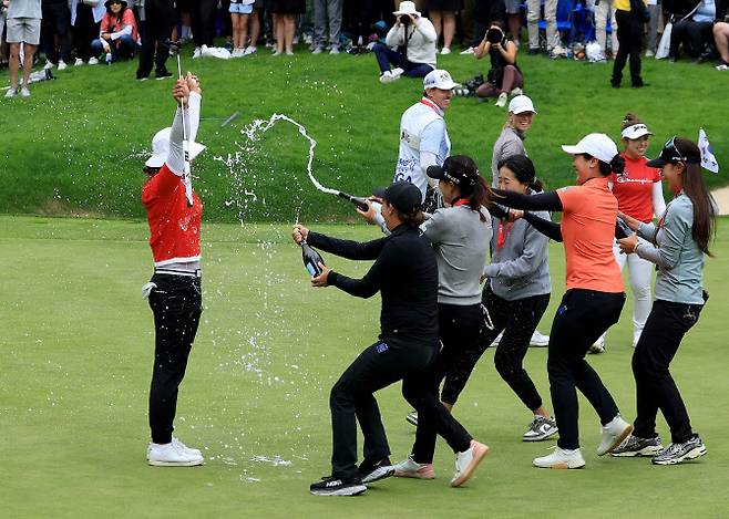 동료들에게 우승 축하받는 양희영(사진=AFPBBNews)