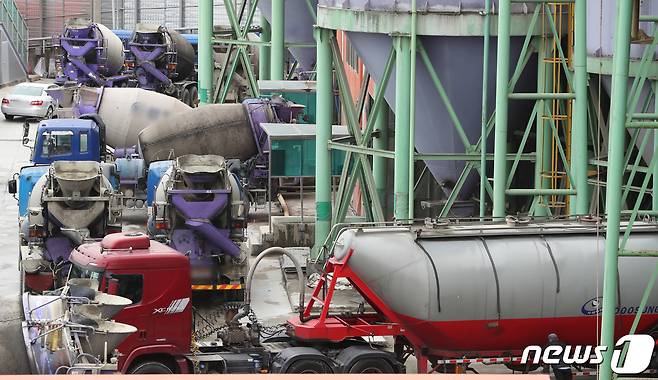 경기 화성시의 한 공장에 차량들이 멈춰서 있다. ⓒ News1 김영운 기자