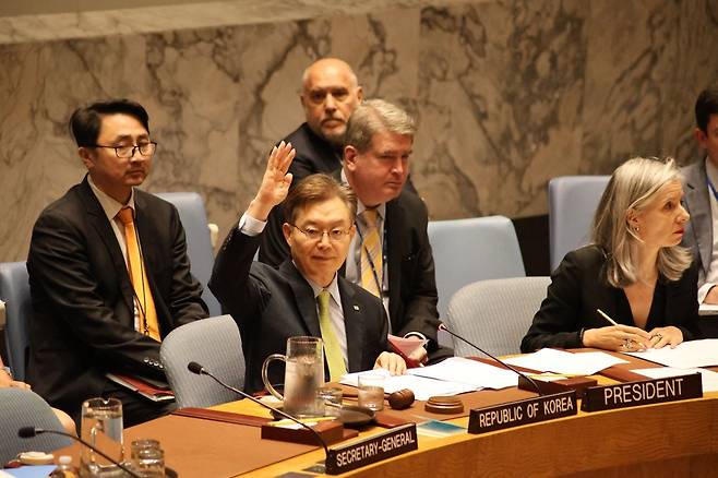 한국은 6월 유엔 안보리 의장국이었다. 황준국 대사가 회의를 주재하고 있다./유엔 한국 대표부