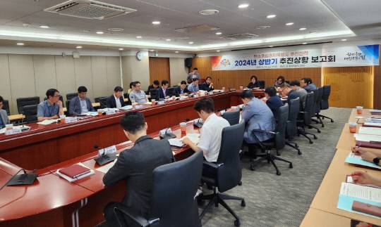 충남도가 지난 28일 도청 중회의실에서 '탄소중립경제특별도 추진전략 2024년 상반기 추진상황 보고회'를 열어 주요 성과와 향후 계획 등을 점검했다. 충남도 제공