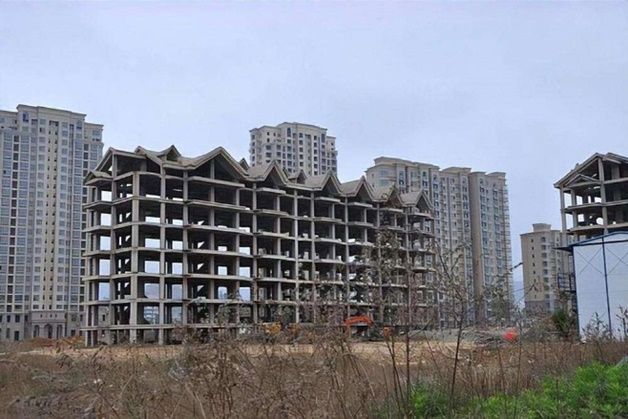 중국 베이징 외곽에 있는 란웨이러우(爛未樓·공사를 중단한 아파트나 주택단지). 최악 상황으로 치닫고 있는 중국의 부동산 산업 현주소를 그대로 보여준다. ⓒ 중국 경제일보(經濟日報) 홈페이지 캡처