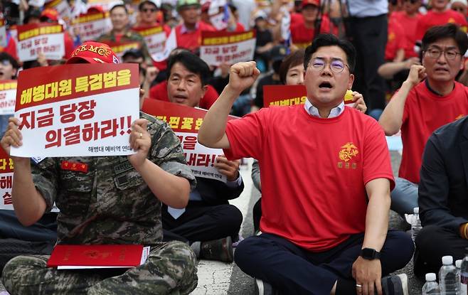 박찬대 더불어민주당 대표 직무대행 겸 원내대표가 29일 오후 서울 용산구 지하철 6호선 한강진역 인근에서 열린 해병대 예비역연대 주최 ‘해병대원 순직 및 수사외압 사건 특검법, 국정조사 촉구 범국민 집회’에서 구호를 외치고 있다. 2024.06.29 뉴시스