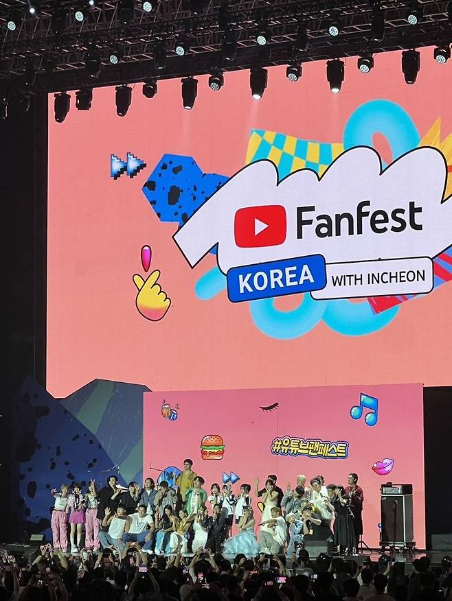 지난 6월 29일 인천 파라다이스시티에서 열린 유튜브 팬페스트 2024 라이브쇼에서 줄리엔 강, 스테이씨(STAYC), 라온 등 인기 크리에이터들이 기념촬영을 하고 있다.  유튜브 제공