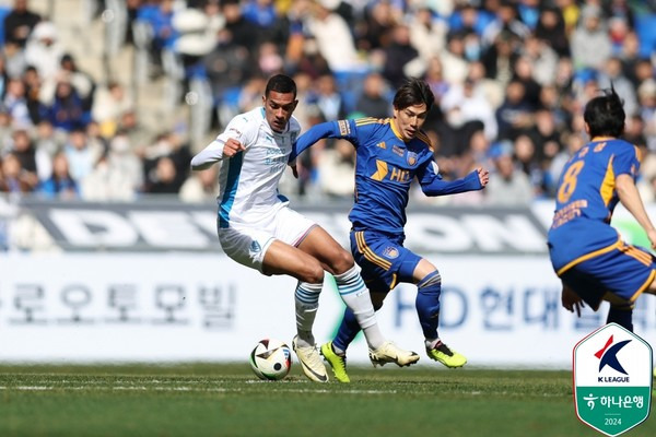 조르지(왼쪽, 포항스틸러스), 아타루(울산HD). 한국프로축구연맹 제공