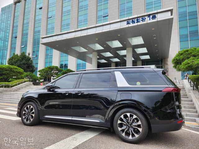 30일 국회 의원회관 정문 앞에 한 국회의원의 카니발 차량이 주차돼 있다. 이성택 기자