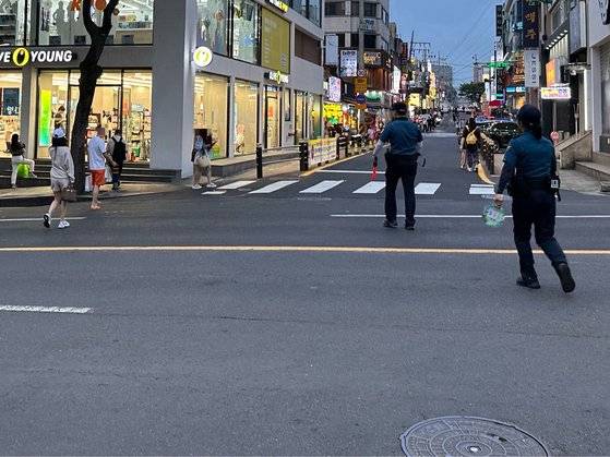 지난 25일 오후 7시 35분께 제주시 연동의 한 차로를 무단횡단하는 20대 중국인 커플을 뒤쫓는 제주경찰들. 이들은 정복 경찰이 앞에 있는데도 무심히 무단횡단을 했다. 최충일 기자