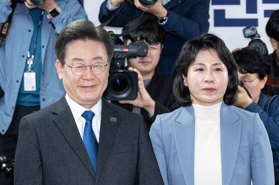 제22대 국회의원선거(총선) 개표 결과 인천 계양을에서 당선이 확실시 된 이재명 더불어민주당 대표가 11일 인천 계양구 선거 상황실에서 부인 김혜경씨와 지역구 당선 인사를 하고 있다. 전민규 기자