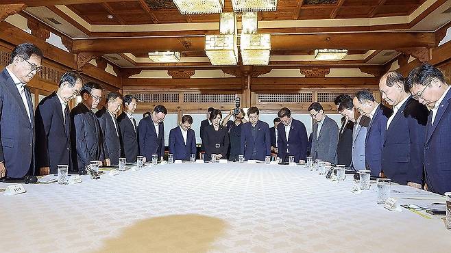 경기도 화성 1차전지 공장 화재사고 희생자를 위한 묵념을 하는 참석자들. 뉴스1