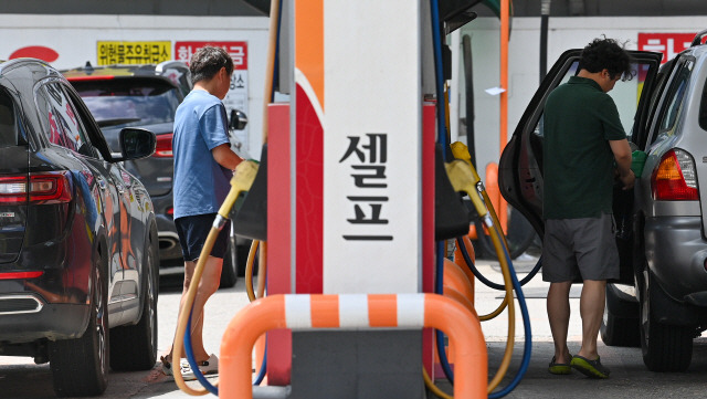 ▲ 7월 1일 유류세 인하 폭이 축소되면서 기름값 부담이 커질 것으로 전망되는 가운데 지난 23일 춘천 효자동 한 주유소에서 시민들이 주유를 하고 있다. 유희태