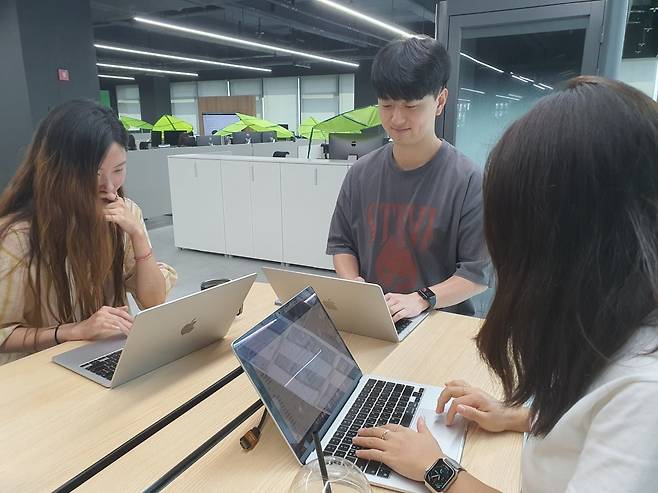제품디자인 직원들이 업무 회의를 하고 있다. 윤현주 기자