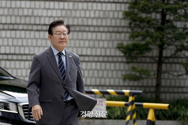 이재명 전 더불어민주당 대표가 28일 서울중앙지방법원에서 열린 공직선거법 위반 1심 속행 공판에 출석하고 있다. 문재원 기자