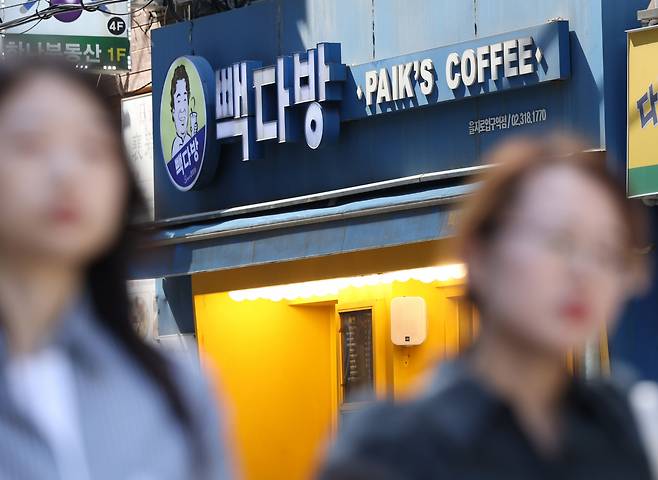 Paik's Coffee, one of Korea's low-cost coffee chains, located in central Seoul (Newsis)