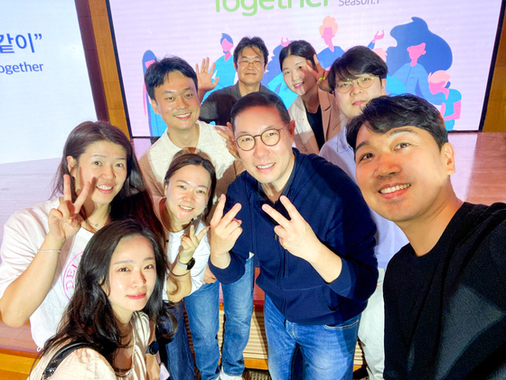 HS Hyosung CEO Cho Hyun-sang, in the middle, poses with his employees at the company’s town hall meeting on Thursday. [HS HYOSUNG]