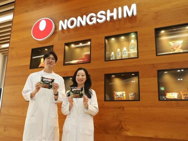 농심 면개발팀 고재민, 스프개발팀 전여진 선임 연구원. 농심 제공