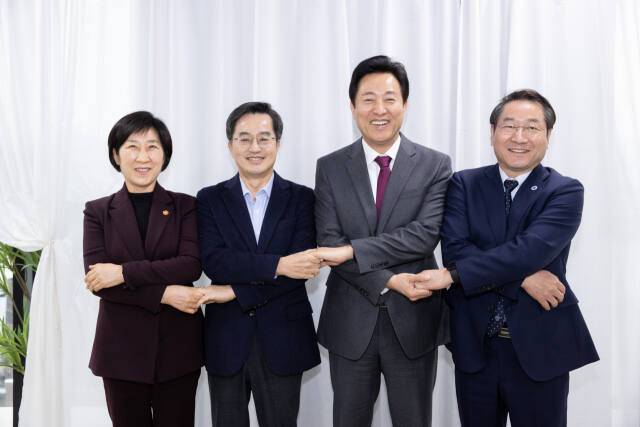 지난 2023년 2월 서울 노들섬에서 열린 '수도권매립지 4자 협의체'에서 한화진 환경부장관(왼쪽부터), 김동연 경기도지사, 오세훈 서울시장, 유정복 인천시장이 기념촬영을 하고 있다. 인천시 제공