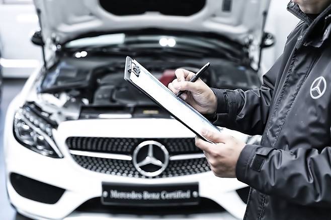 벤츠 인증 중고차 상태를 점검하고 있는 장면 [사진출처=벤츠]